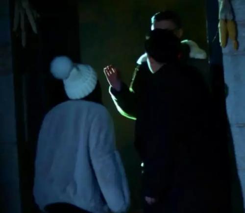 经过一番周密的计划讨论后,三人打算摧毁石板,拯救人类……他们的计划,就是把炸弹藏在卫生间,然后炸掉实验室……