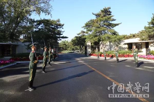 在钓鱼台国宾馆中有这样一支队伍，他们身着笔挺的礼服、金色的绶带、锃亮的马靴，头顶国徽威武庄严、手握钢枪英姿飒爽。他们担负着保卫国宾安全、执行司礼任务的神圣使命。他们代表着国家和民族的尊严，展示着中国军人的形象。他们就是“国宾卫士”——武警北京总队六支队礼兵班。