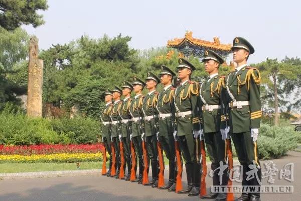 在钓鱼台国宾馆中有这样一支队伍，他们身着笔挺的礼服、金色的绶带、锃亮的马靴，头顶国徽威武庄严、手握钢枪英姿飒爽。他们担负着保卫国宾安全、执行司礼任务的神圣使命。他们代表着国家和民族的尊严，展示着中国军人的形象。他们就是“国宾卫士”——武警北京总队六支队礼兵班。