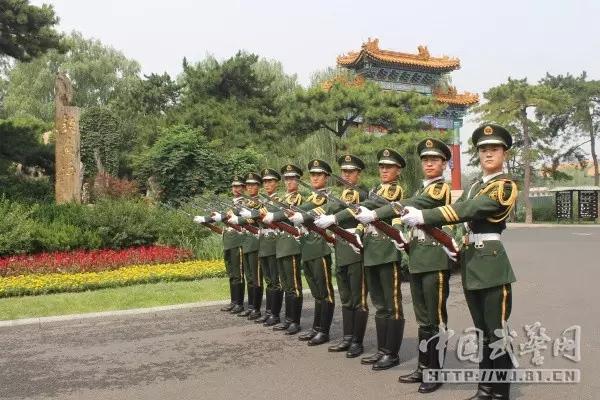 在钓鱼台国宾馆中有这样一支队伍，他们身着笔挺的礼服、金色的绶带、锃亮的马靴，头顶国徽威武庄严、手握钢枪英姿飒爽。他们担负着保卫国宾安全、执行司礼任务的神圣使命。他们代表着国家和民族的尊严，展示着中国军人的形象。他们就是“国宾卫士”——武警北京总队六支队礼兵班。