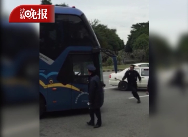 网曝深圳执法人员打砸大巴 官方:司机暴力抗法