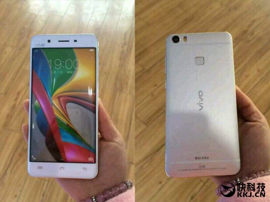 需要说明的是,Xplay5的背部设计与vivo