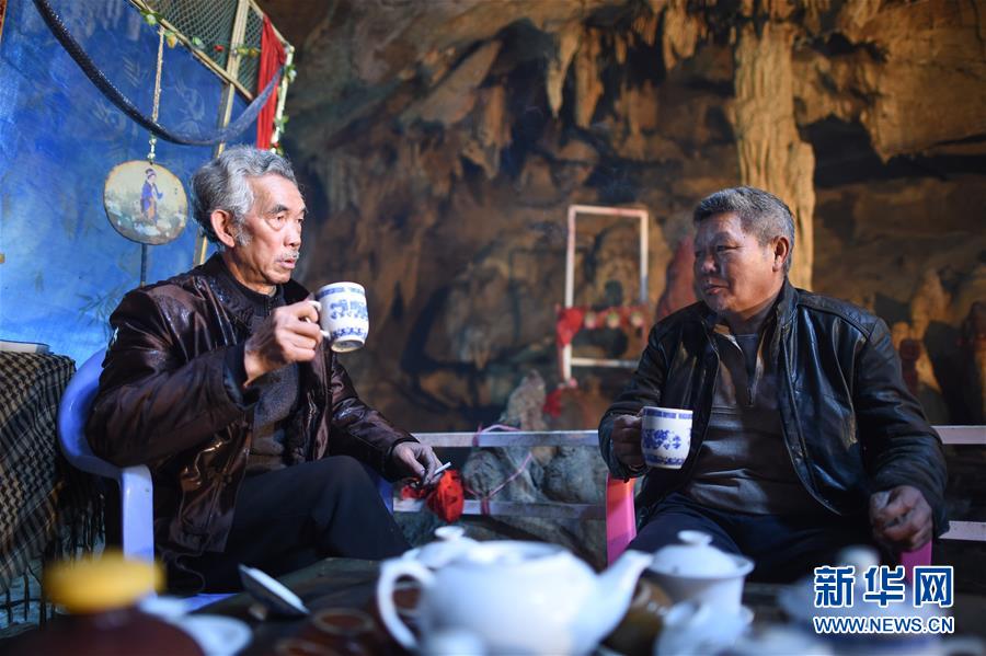 2月26日,宋传中(左)和朋友在"清玄洞"中喝茶.