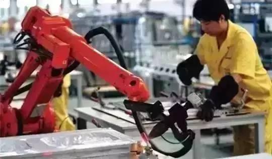 典型示范+自主研发,形成“机器换人”带动效应
