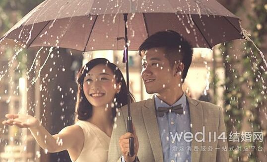 雨天拍婚纱照_雨天拍婚纱照要注意什么(3)