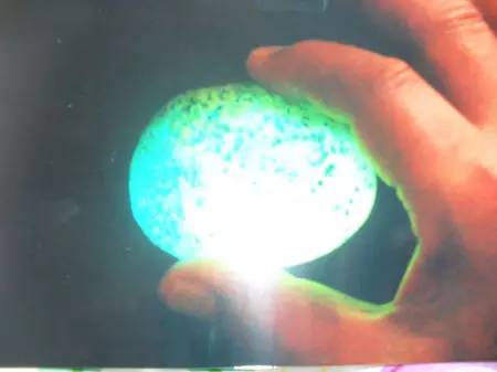 一致认定这个小球为陨石钻石夜明珠(又名六方金钢石夜明珠,国际学名为