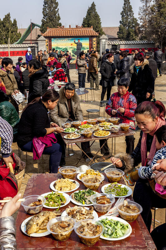 河南濮阳两千人同吃"一锅饭"拜祭舜帝