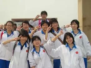 (此图为顺德李兆基中学)蓝白校服是顺德校服的一个标志,很快就要被新