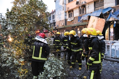 江西萍乡住宅楼坍塌致1死1伤 疑因装修导致