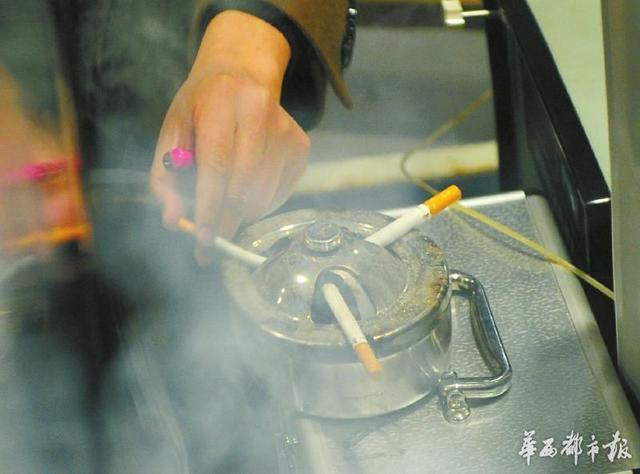 中国测试技术研究院室内环境监测站实验室工作人员正在进行实验。