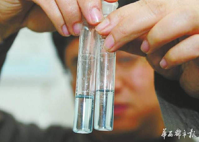 中国测试技术研究院室内环境监测站实验室工作人员正在进行实验。