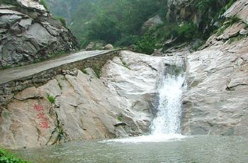 3米 为鲁中最高峰,公园面积42平方公里 是博山风景旅游区的重要景区