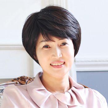 40 岁中年女人发型,她们最会选择卷发来搭配