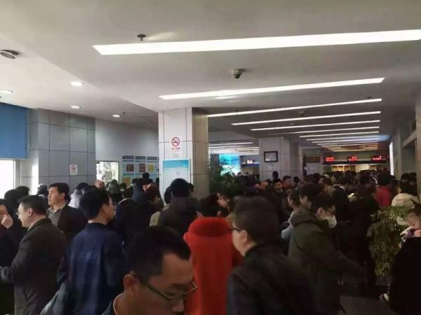 全国多地楼市“发烧”，上海交易中心被挤爆致交通拥堵