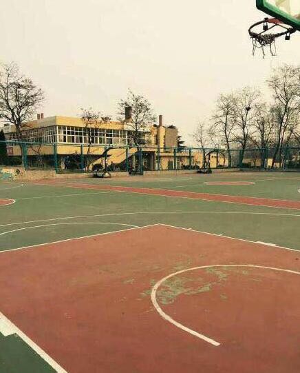 青岛大学寒假给篮球框上锁 称为保护塑料场地