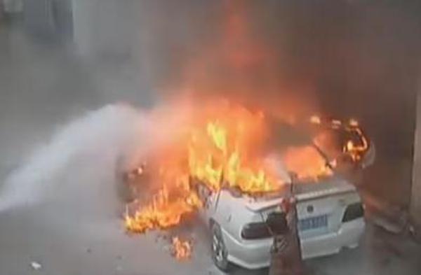 贵州熊孩子车内扔鞭炮 半小时烧毁一台轿车(图)