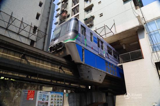 据了解,重庆轻轨2号线李子坝站位于重庆市渝中区一处居民楼的6楼和7楼