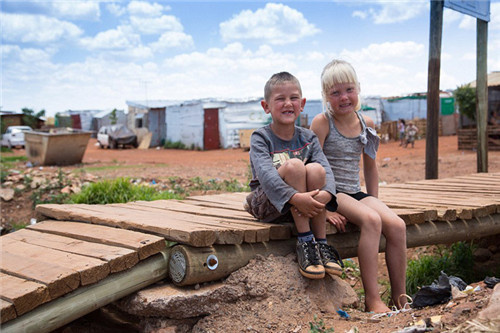 探南非白人贫民窟 缺水少粮无供电