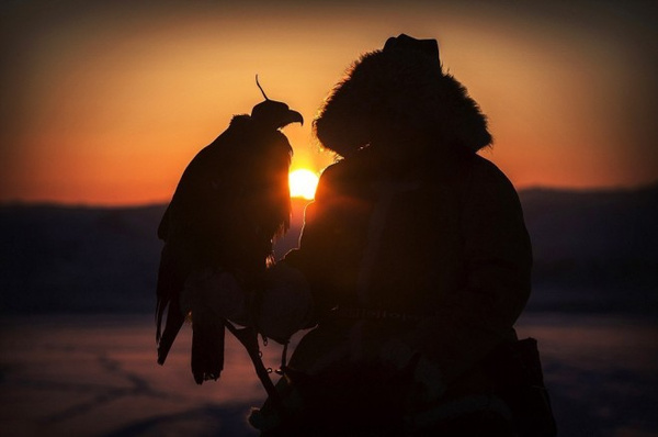 雪山中的猎人身着动物皮毛制作的传统服装取暖,往往是他们的服装越