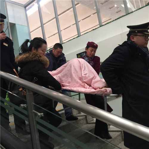 石家庄火车站爱心服务:工作人员抬担架送伤病旅客