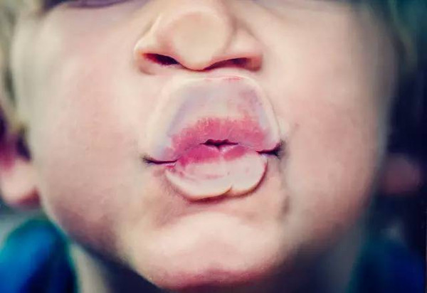 看着我铁青的脸,她抬着挂满泪珠的脸怯怯地小声说:妈妈,不生气,抱抱