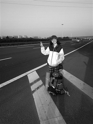 23岁俄罗斯妹子一路穷游到宁波 高速路上拦车