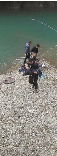 男孩被救登陆。片由警方供给
