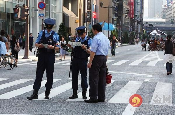 中国游客打日本警察 日媒怒斥中国游客不文明行为(组图)