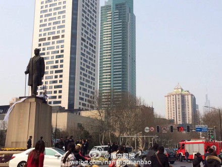 南京一男子爬上孙中山雕像基座 传手中有汽油