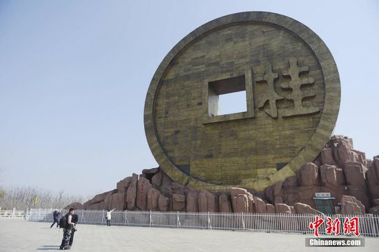 湖南桂阳矿山现27米高巨型铜钱雕塑(图)