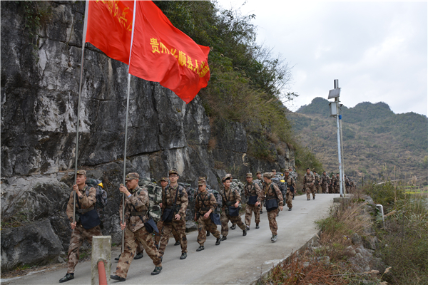 长顺:30公里急行军检验民兵队伍应急能力(组图)