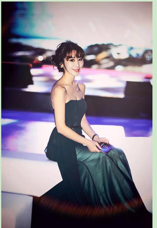 据悉,"小柳岩"名叫吴楠,是江苏电台爱车天天汇的女主播.