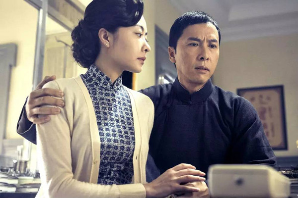 其实《叶问1》已经说了:世界上没有怕老婆的男人,只有尊重女人的男人
