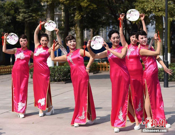 来自重庆江北某社区歌舞团,12名平均年龄60岁以上的婆婆穿上自制旗袍