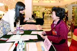 昨天，全国政协委员李东东（右）抵达驻地北京亚奥国际酒店。当日，参会的委员陆续抵达驻地报到。新华社发