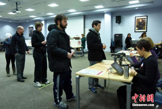 资料图：地产大亨特朗普在小镇塞勒姆举行与选民面对面的集会拉票。 中新社记者 王欢 摄