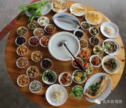 尽管饥荒的岁月已过去,但时至今日,白粥仍是潮汕人传统早餐的角.