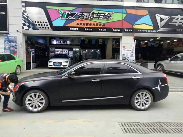 更显犀利 凯迪拉克亚光黑搭配亚光红车身改色贴膜高清图片