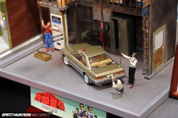 破旧工厂的日本警察和坏蛋侦探。精致到能看到警灯连进车内的电线。