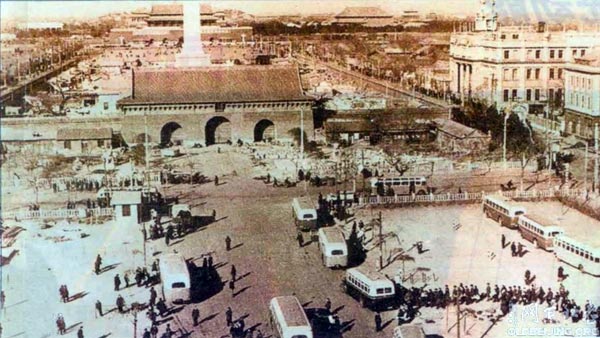 民国元年1912年大清门改名"中华门,1959年扩建天安门广场时拆除,1976