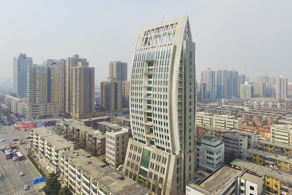 航拍郑州环保局"树叶"大楼 造型奇特引围观
