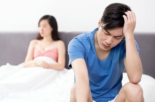 老公打了老婆,老婆想离婚,老公用下跪的方式跟老婆道歉,大家怎么看