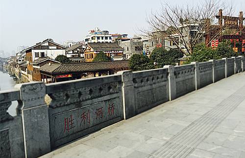 建于2009年,坐落与胜利河北岸,长750米,宽13米,东连上塘路,西接德胜巷