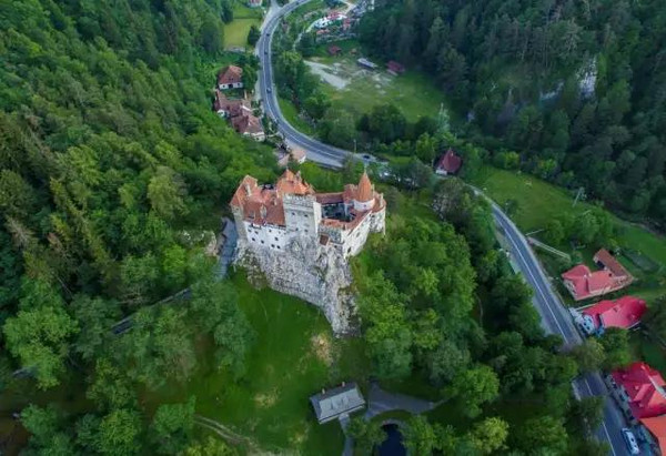 位于罗马尼亚的中西部的布朗城堡,也是著名的吸血鬼城堡,因德古拉伯爵