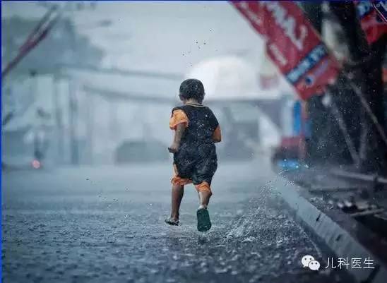 但扪心自问,我只是像雨中没有带伞的孩子一样,为了少淋雨而拼命奔跑