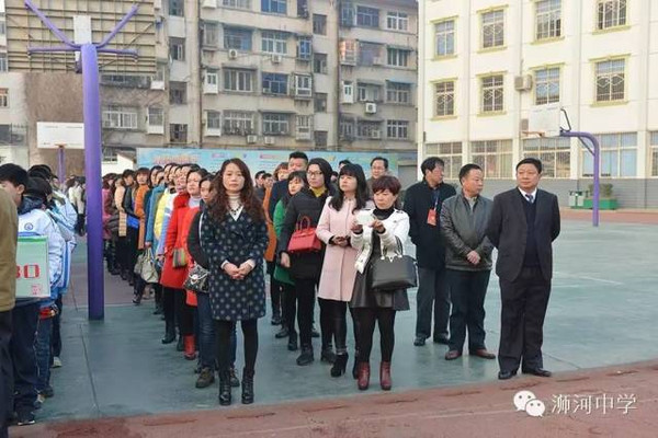 河南信阳浉河中学举行春季开学典礼暨升旗仪式