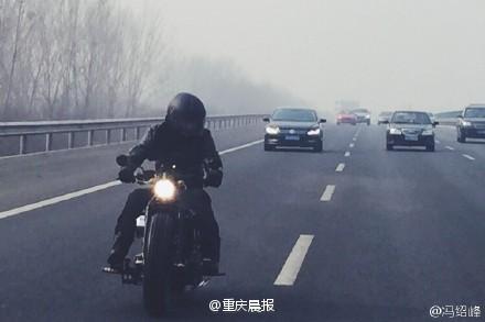 冯绍峰微薄晒骑摩托车照 交警:未挂车牌记12分