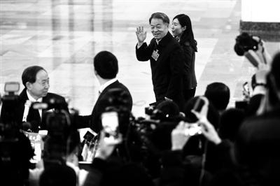 交通部部长杨传堂在全国政协开幕式前经过“部长通道”