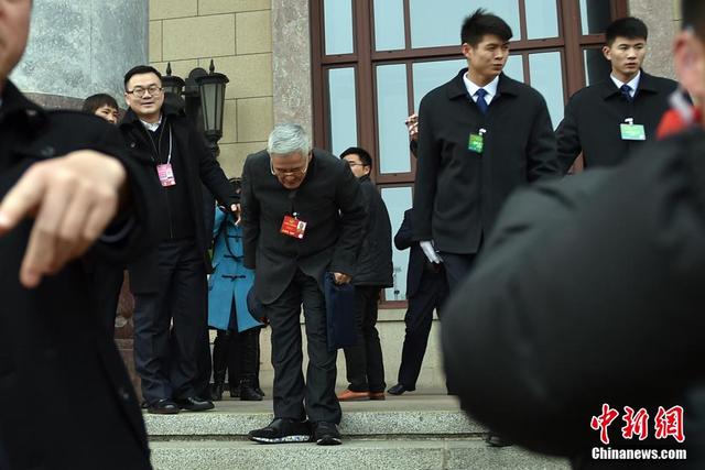 赵本山进两会会场遭围堵 在台阶上向记者鞠躬