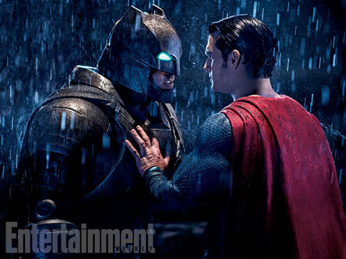 蝙蝠侠和超人雨中对峙